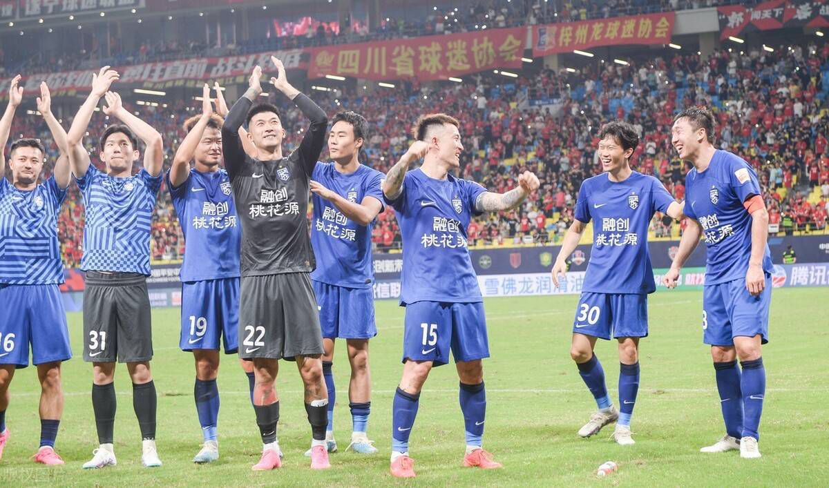 感觉好像就是今天在拍卖会上，被宋婉婷驱逐出场的那个男人。